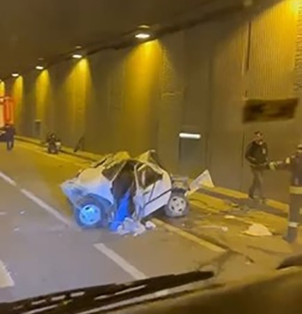 Tıra çarpan otomobil kağıt gibi ezildi, sürücü ağır yaralandı