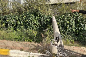 Tırın çarptığı elektrik direği devrildi