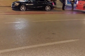 Tramvay yoluna park eden sürücü seferleri aksattı