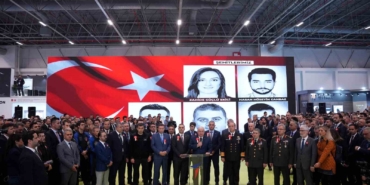 TUSAŞ standına kurulan dev ekrana şehitlerin fotoğrafları yansıtıldı