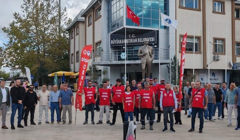 Üç kişinin işine son veren CHP’li Büyükkarıştıran Belediyesi işçileri eylem yaptı