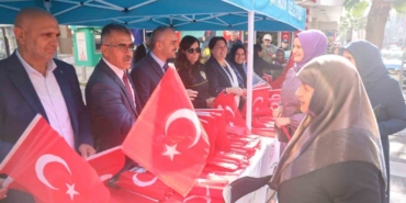 Vatandaşlara Türk bayrağı dağıtıldı