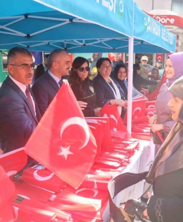 Vatandaşlara Türk bayrağı dağıtıldı