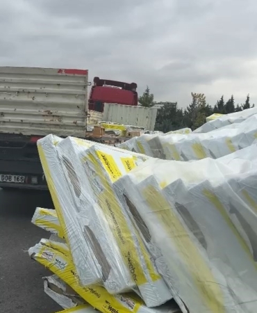 Virajı alamayan tırda yüklü malzemeler yola saçıldı