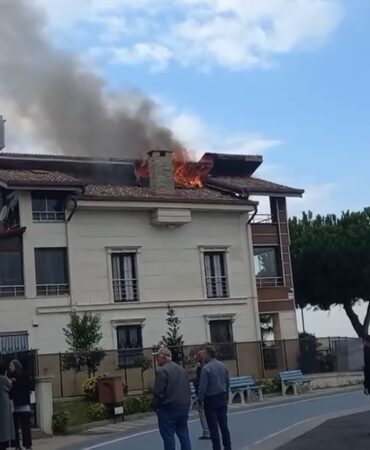 Yalova’da 2 katlı villanın çatısında yangın