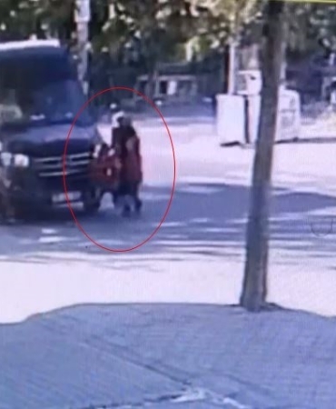 Yaya geçidinden geçen 3 kişiye minibüsün çarptığı anlar kamerada