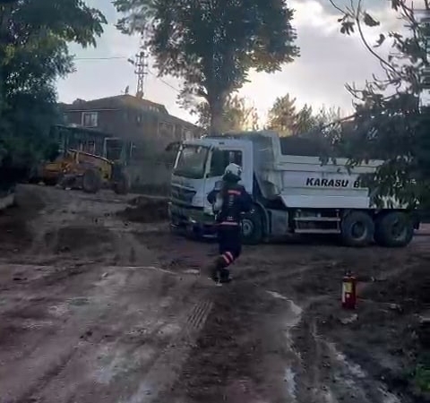 Yol çalışmasında doğal gaz borusu delindi, ekiplerin erken müdahalesi faciayı önledi