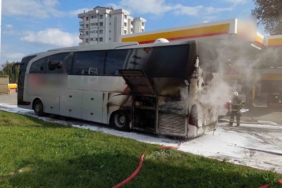 Yolcu otobüsünde yangın: Sürücü aracı akaryakıt istasyonuna çekip itfaiyeyi aradı