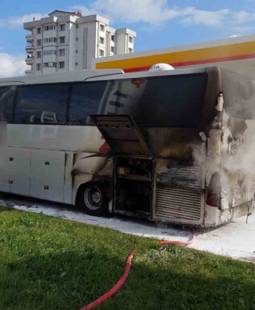 Yolcu otobüsünde yangın: Sürücü aracı akaryakıt istasyonuna çekip itfaiyeyi aradı