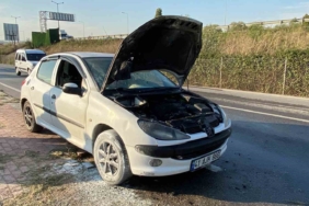 Yoldan geçen mikser aracı yanan otomobili kül olmaktan kurtardı