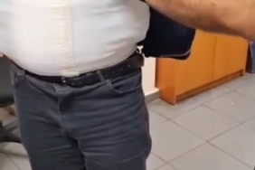 Yolu şaşırınca beline sardığı esrar ile yakalandı