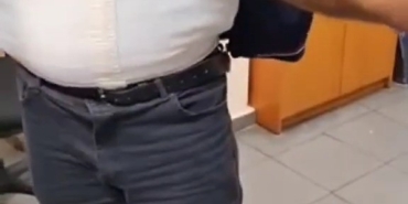 Yolu şaşırınca beline sardığı esrar ile yakalandı