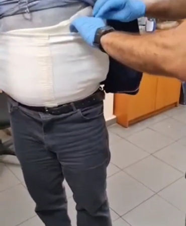 Yolu şaşırınca beline sardığı esrar ile yakalandı