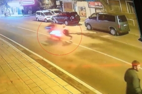 Yolun karşısına geçen yayaya motosikletin çarptığı anlar kamerada