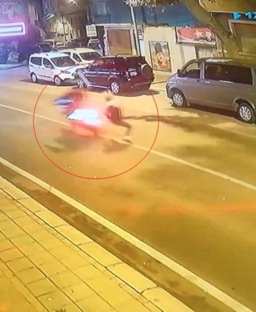 Yolun karşısına geçen yayaya motosikletin çarptığı anlar kamerada