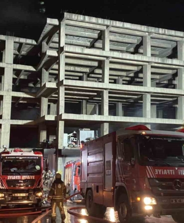Zeytinburnu’nda iş merkezindeki yangını söndürme çalışmaları 13 saattir sürüyor
