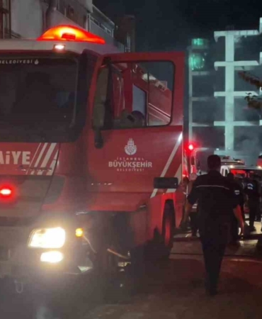 Zeytinburnu’nda iş merkezindeki yangını söndürme çalışmaları sürüyor
