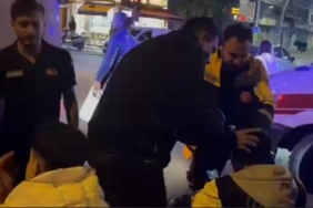 Zeytinburnu’nda yağışlı havaya kazaya neden oldu: Motosiklet otomobile çarptı, 2 kişi yaralandı