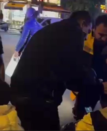 Zeytinburnu’nda yağışlı havaya kazaya neden oldu: Motosiklet otomobile çarptı, 2 kişi yaralandı