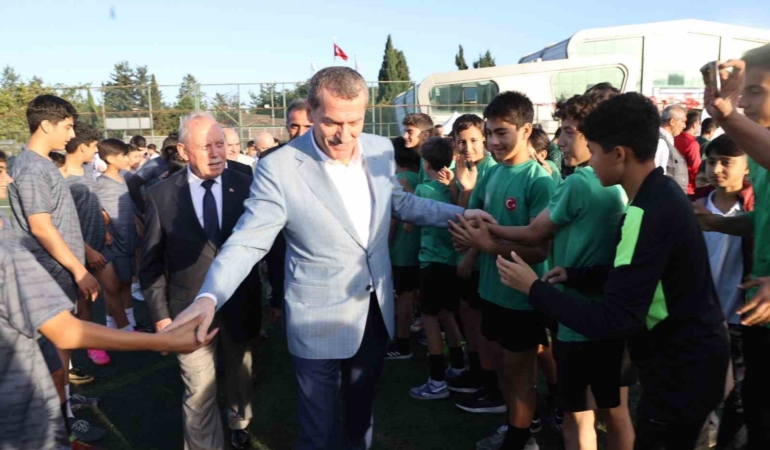 Zeytinburnu’ndaki Amatör Futbol Kulüplerine nakit desteği devam ediyor