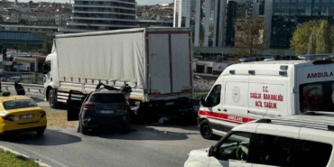 Zeytinburnu’ndaki feci kazada otomobil, park halindeki kamyonete çarptı: 1 ölü