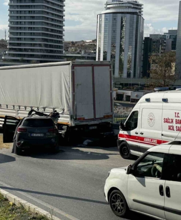 Zeytinburnu’ndaki feci kazada otomobil, park halindeki kamyonete çarptı: 1 ölü