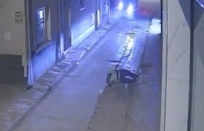 17 yaşındaki sürücü, kamyonetle trafik polisine çarpıp 20 metre sürükledi... Kaza anı kamerada