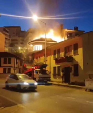 2 katlı apartmanın 2. katı alev alev yandı