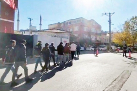 23 düzensiz göçmen ile 2 insan kaçakçısı yakalandı