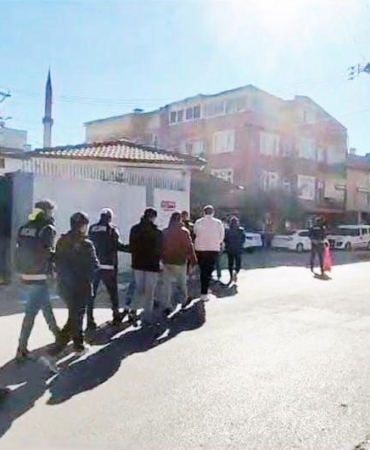 23 düzensiz göçmen ile 2 insan kaçakçısı yakalandı