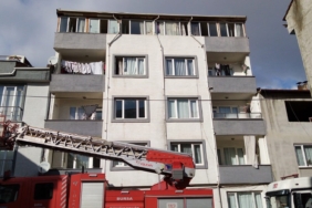 5 katlı apartmanın çatı katında yangın