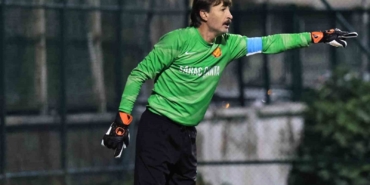 55 yaşında kaleciliğe geri döndü