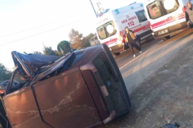 Ağaca çarparak devrilen Tofaş kağıt gibi ezildi: 3 yaralı