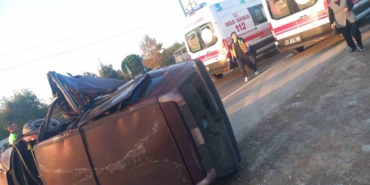 Ağaca çarparak devrilen Tofaş kağıt gibi ezildi: 3 yaralı