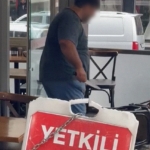 Akli dengesi yerinde olmayan adam annesini darp etti, polise bıçak çekti