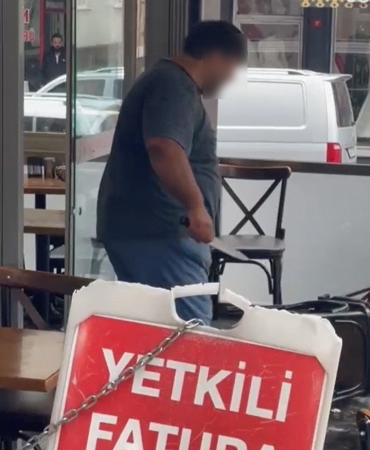 Akli dengesi yerinde olmayan adam annesini darp etti, polise bıçak çekti