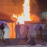 Alev alev yanan ev mahalleliyi sokağa döktü