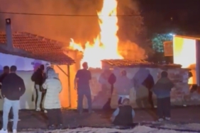 Alev alev yanan ev mahalleliyi sokağa döktü