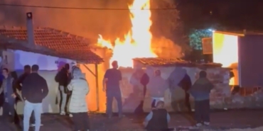 Alev alev yanan ev mahalleliyi sokağa döktü