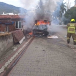 Alev topuna dönen kamyonet kullanılmaz hale geldi