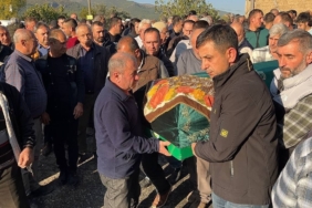 Alevlere teslim olan evde hayatını kaybeden kadın son yolculuğuna uğurlandı