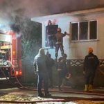 Alevlere teslim olan tek katlı ev kullanılamaz hale geldi