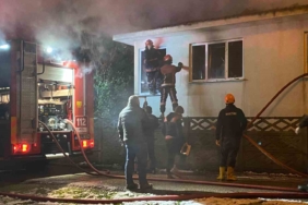 Alevlere teslim olan tek katlı ev kullanılamaz hale geldi