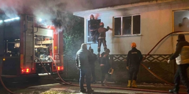 Alevlere teslim olan tek katlı ev kullanılamaz hale geldi