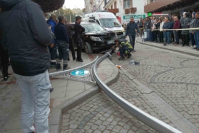 Aracın çarptığı aydınlatma direği yayaların üzerine düştü: 6 yaralı