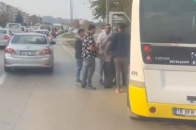 Aracını otobüs durağına çekti, kendisini uyaran şoföre silah çekti
