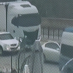 Araçların arasından yolun karşısına geçmeye çalışıyordu, tırın altında kaldı