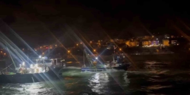 Arnavutköy’de balıkçı teknesi karaya oturdu