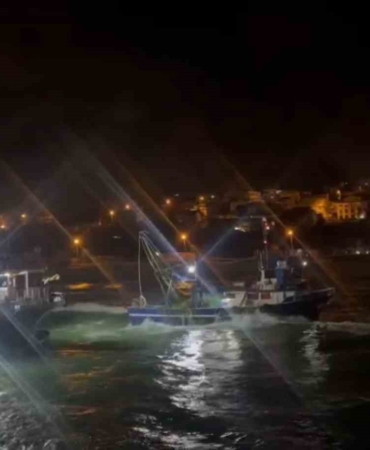 Arnavutköy’de balıkçı teknesi karaya oturdu