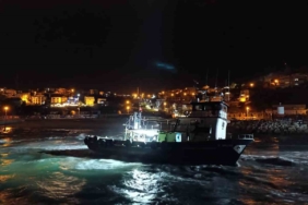 Arnavutköy’de balıkçı teknesi karaya oturdu